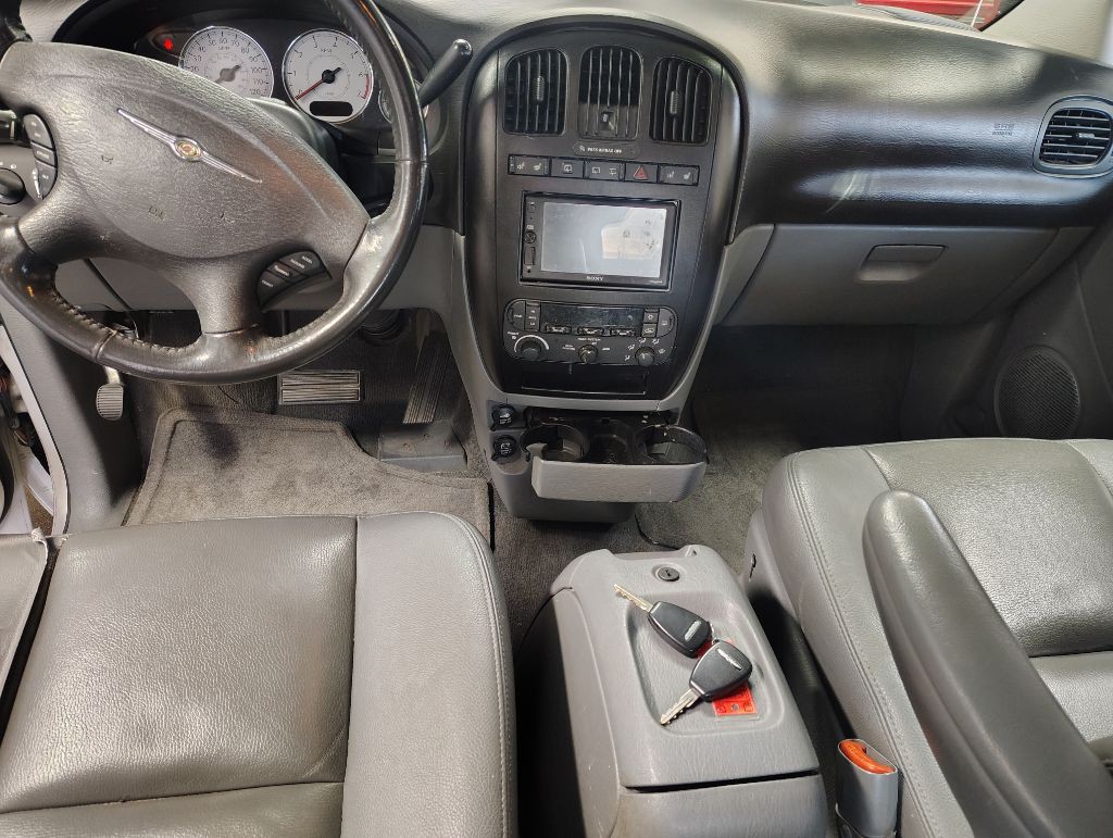 2006 Chrysler Town & Country Image 11