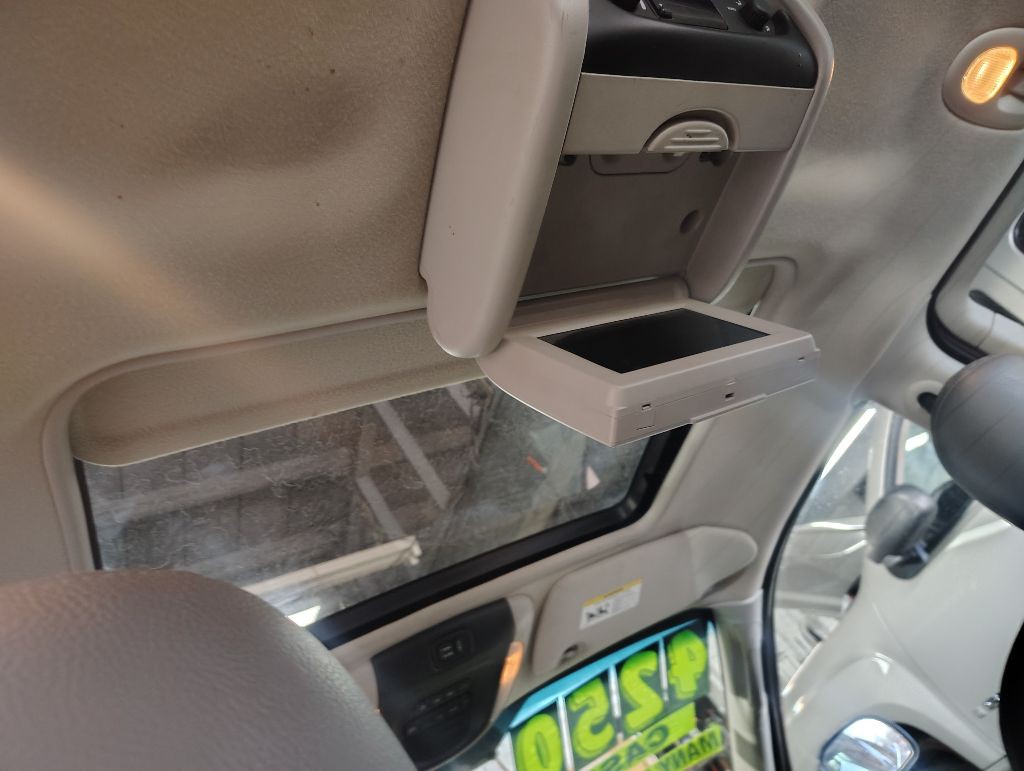 2006 Chrysler Town & Country Image 12