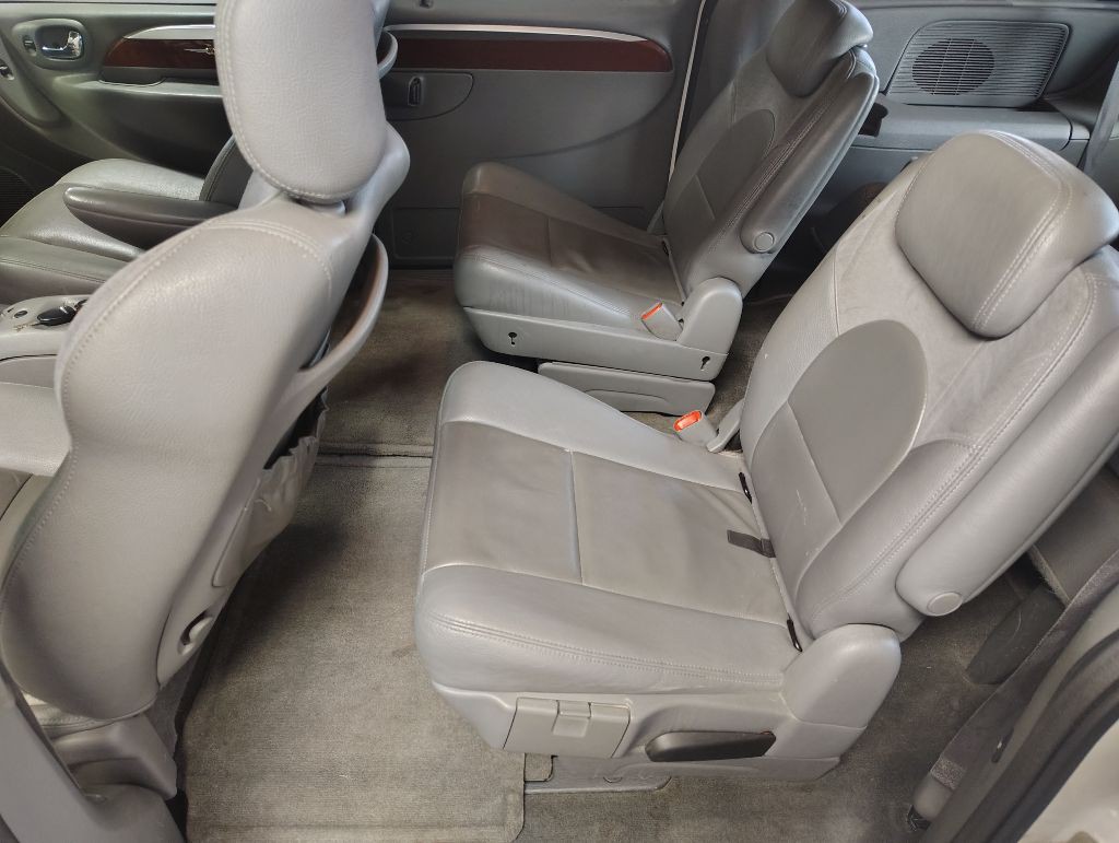 2006 Chrysler Town & Country Image 14