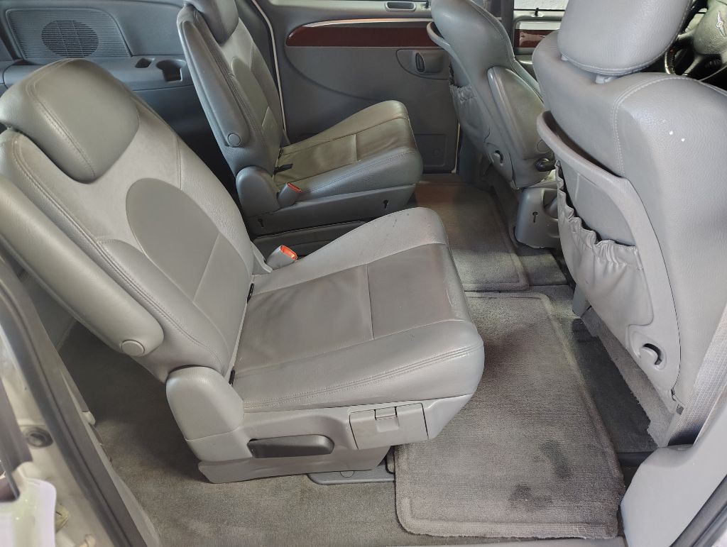 2006 Chrysler Town & Country Image 15