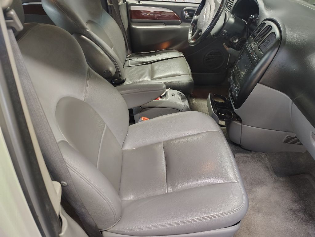 2006 Chrysler Town & Country Image 17