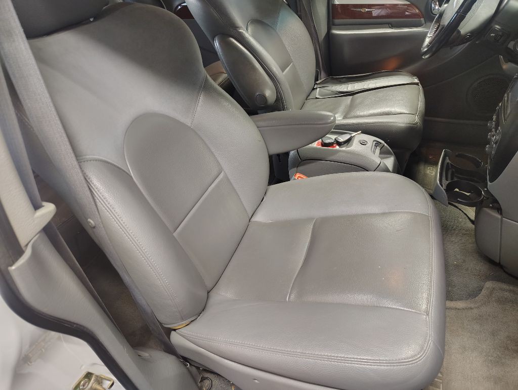 2006 Chrysler Town & Country Image 18
