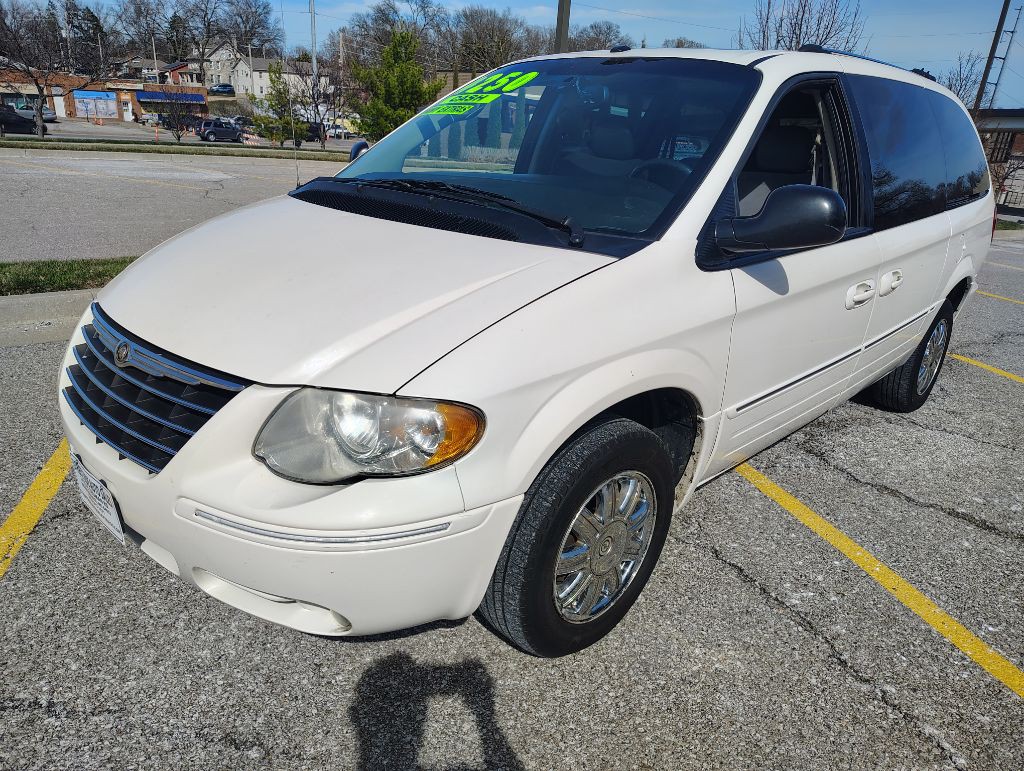 2006 Chrysler Town & Country Image 2
