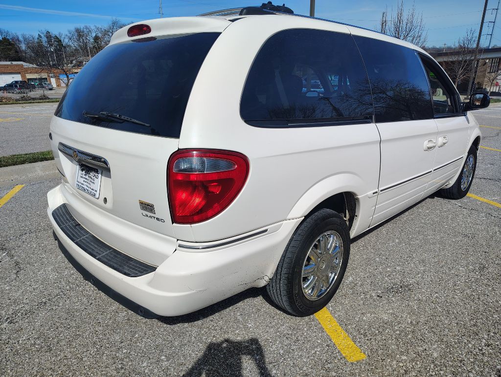 2006 Chrysler Town & Country Image 5