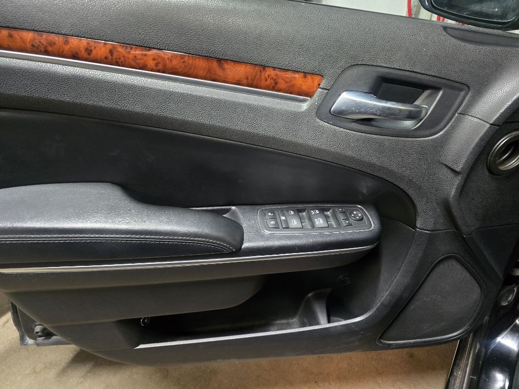 2012 Chrysler 300 Image 11