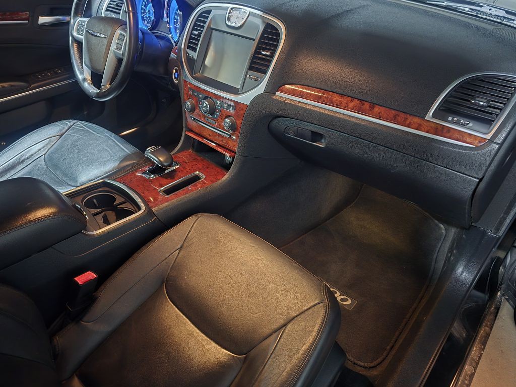 2012 Chrysler 300 Image 17