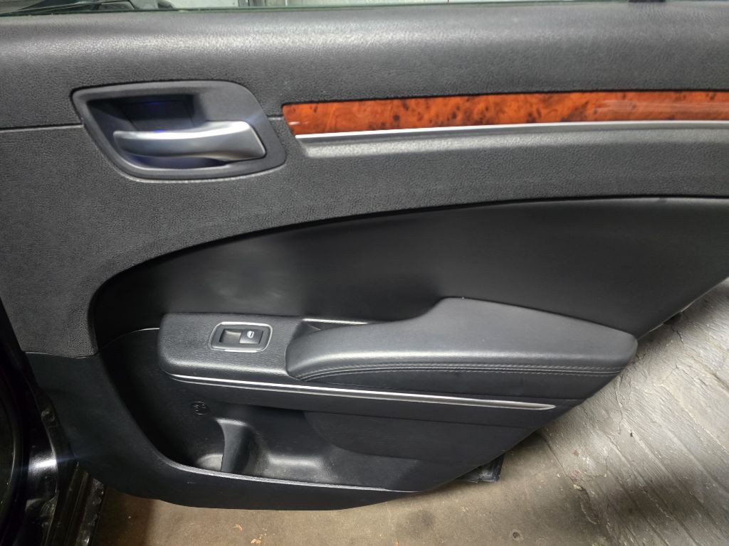 2012 Chrysler 300 Image 19