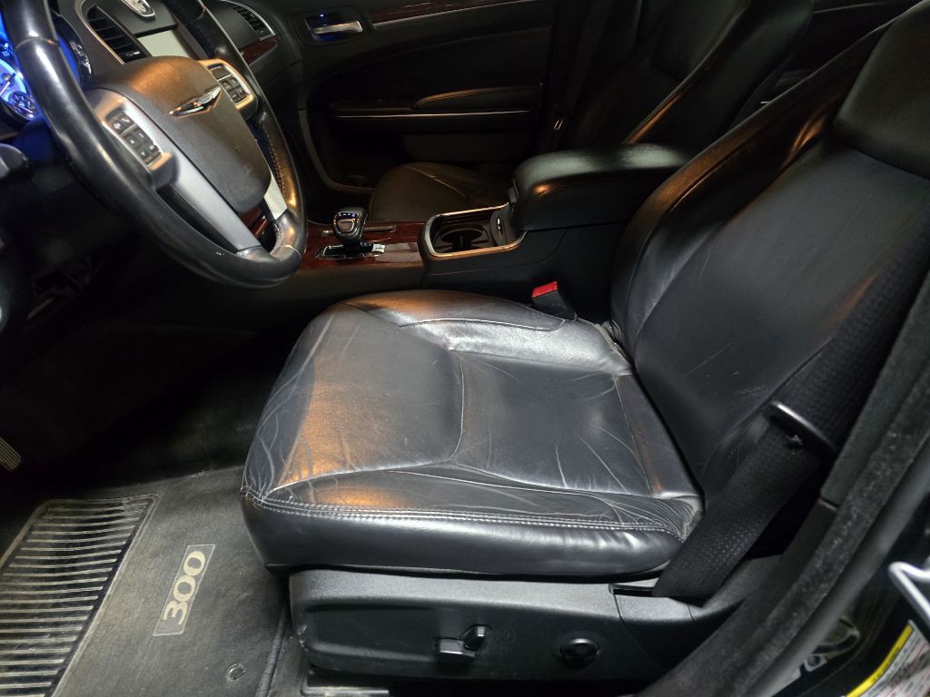 2012 Chrysler 300 Image 22
