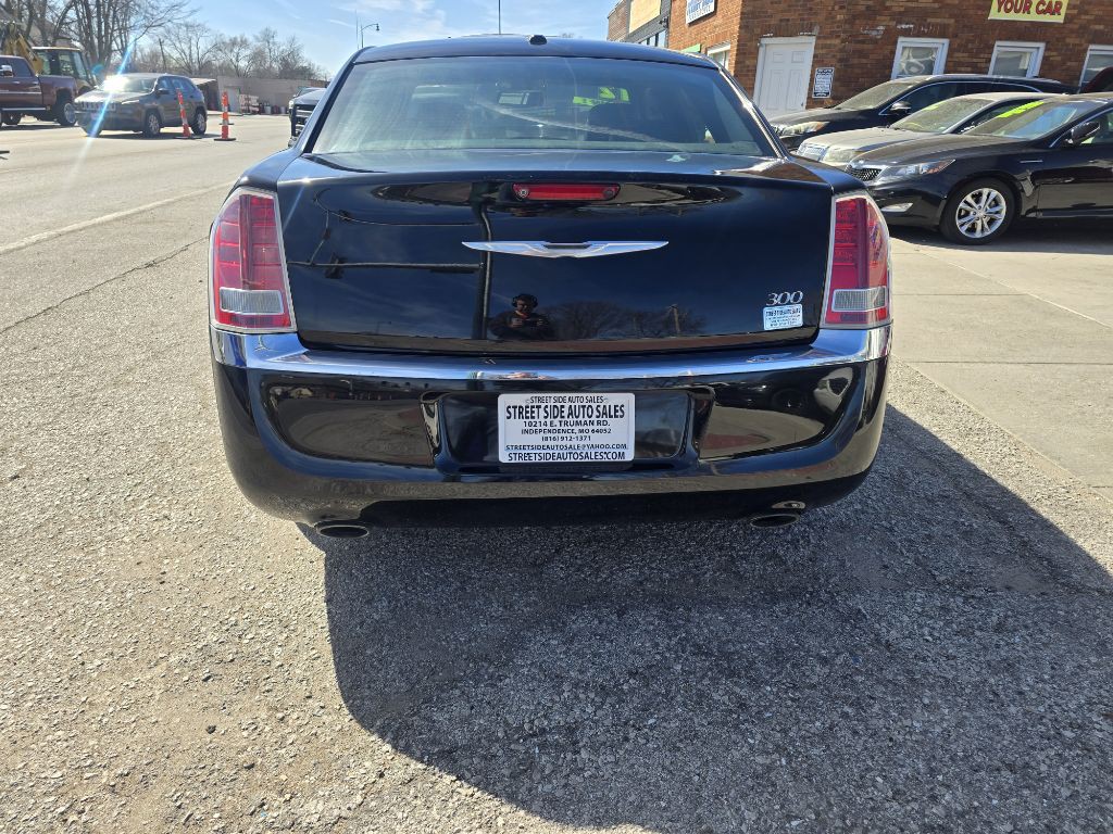 2012 Chrysler 300 Image 2