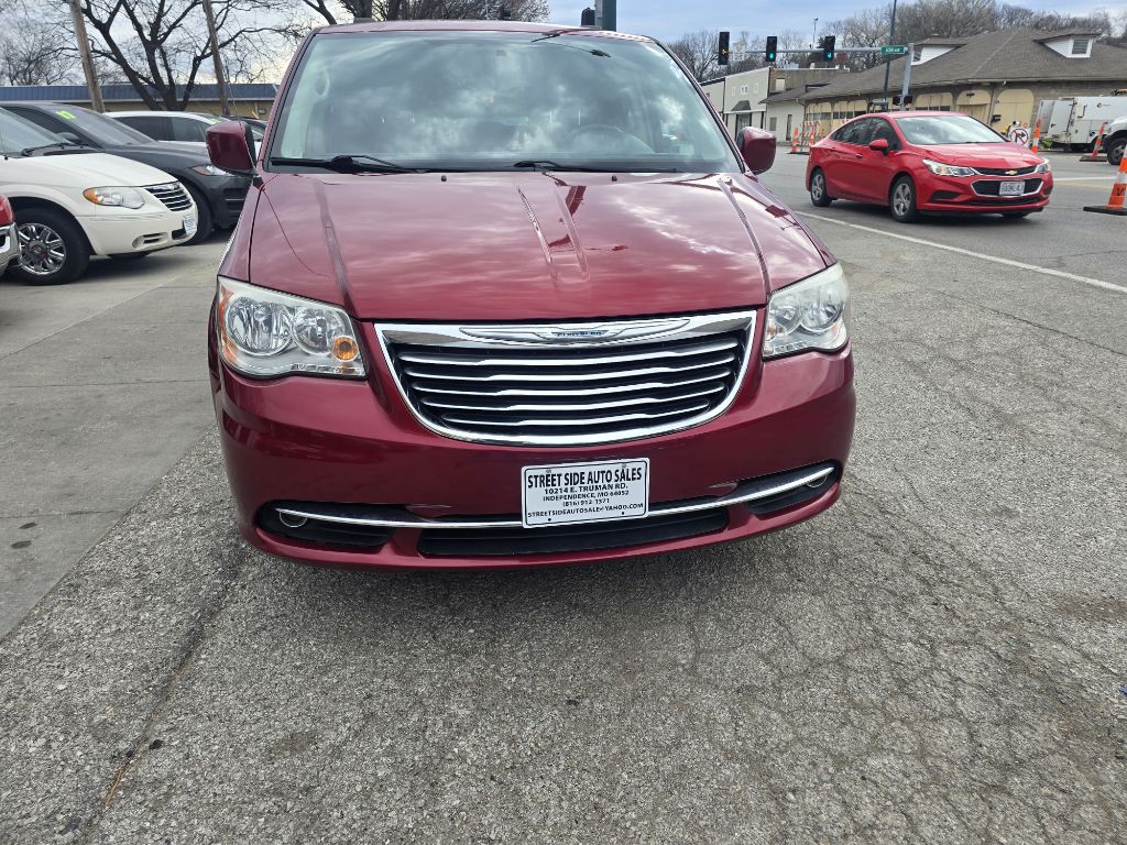 2015 Chrysler Town & Country Image 3