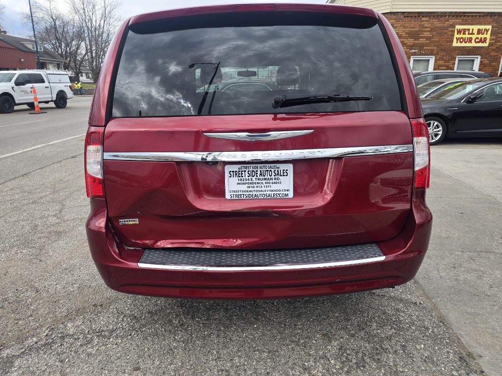 2015 Chrysler Town & Country Image 6