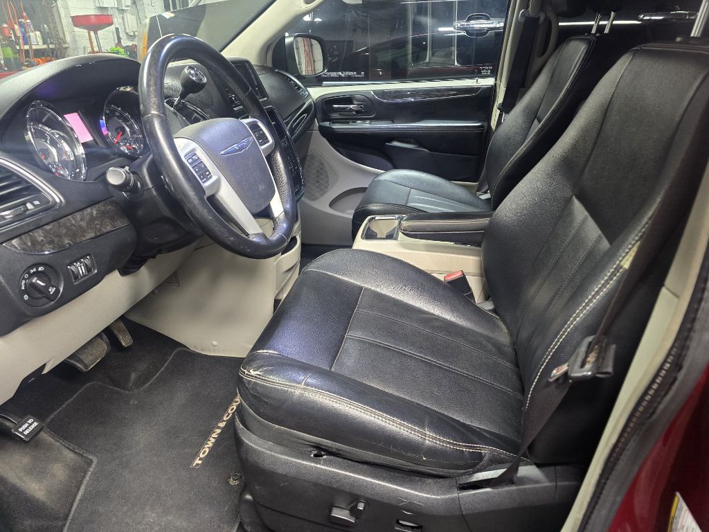 2015 Chrysler Town & Country Image 10
