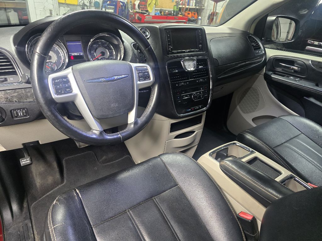 2015 Chrysler Town & Country Image 14
