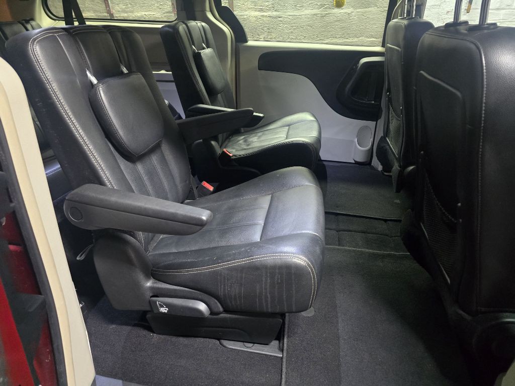 2015 Chrysler Town & Country Image 15
