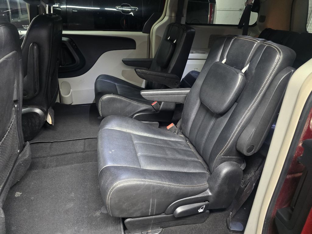 2015 Chrysler Town & Country Image 29