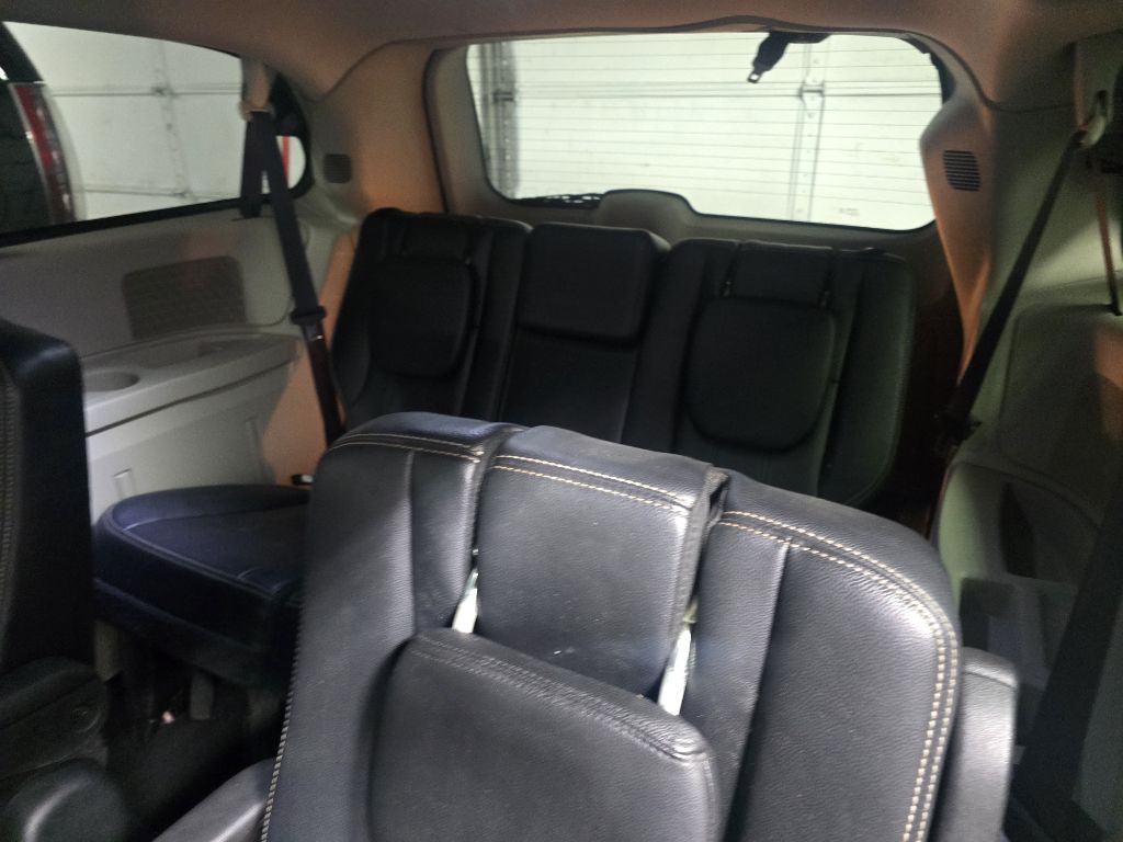 2015 Chrysler Town & Country Image 30