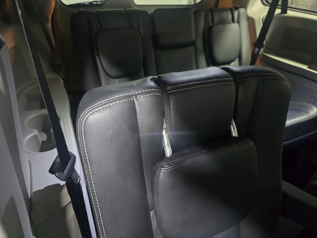 2015 Chrysler Town & Country Image 34