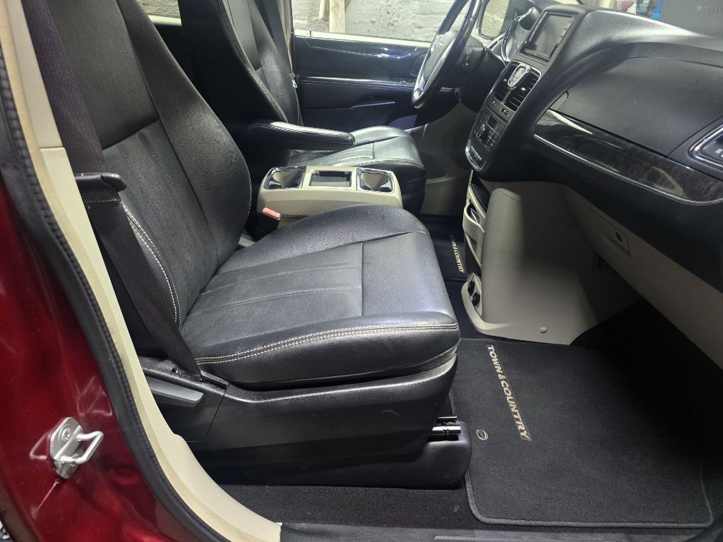 2015 Chrysler Town & Country Image 35