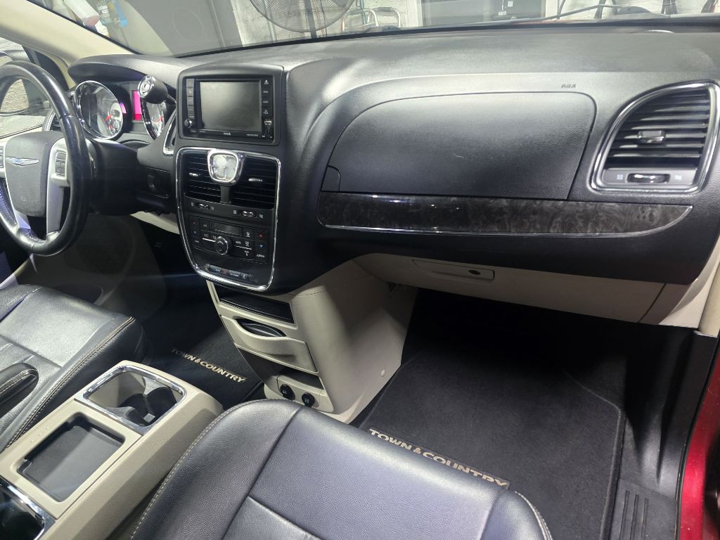 2015 Chrysler Town & Country Image 36