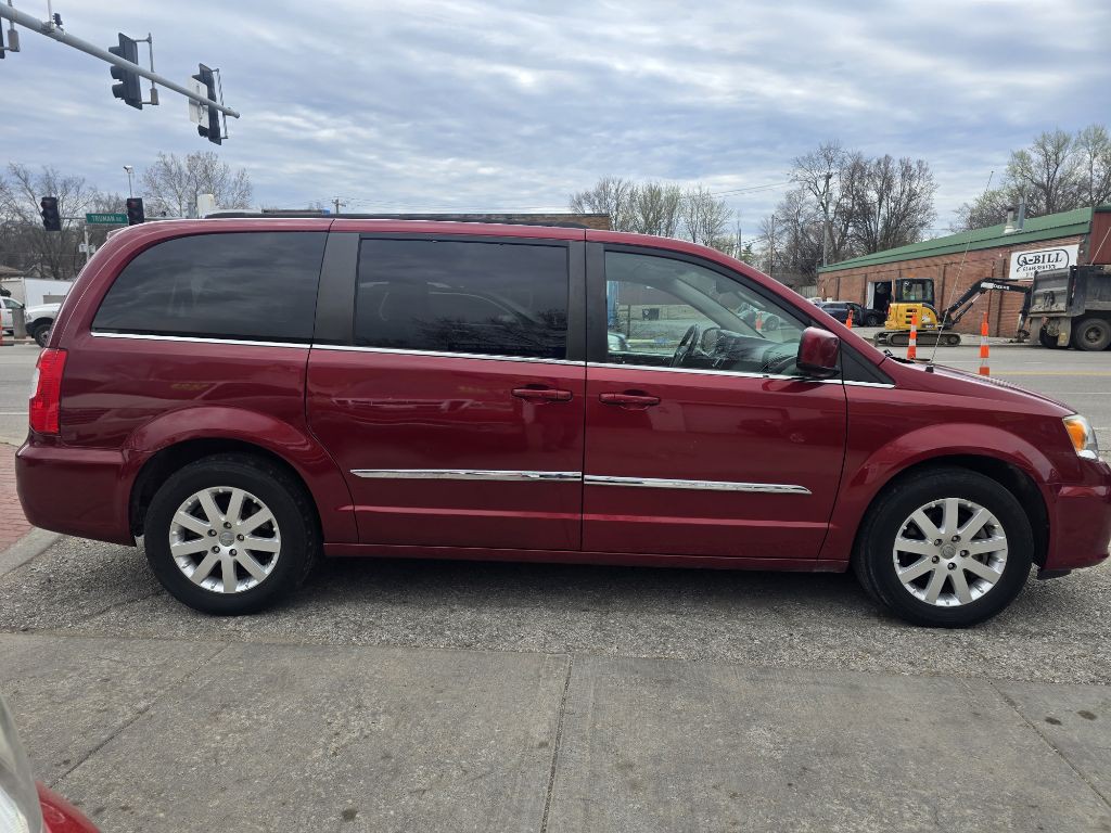 2015 Chrysler Town & Country Image 3