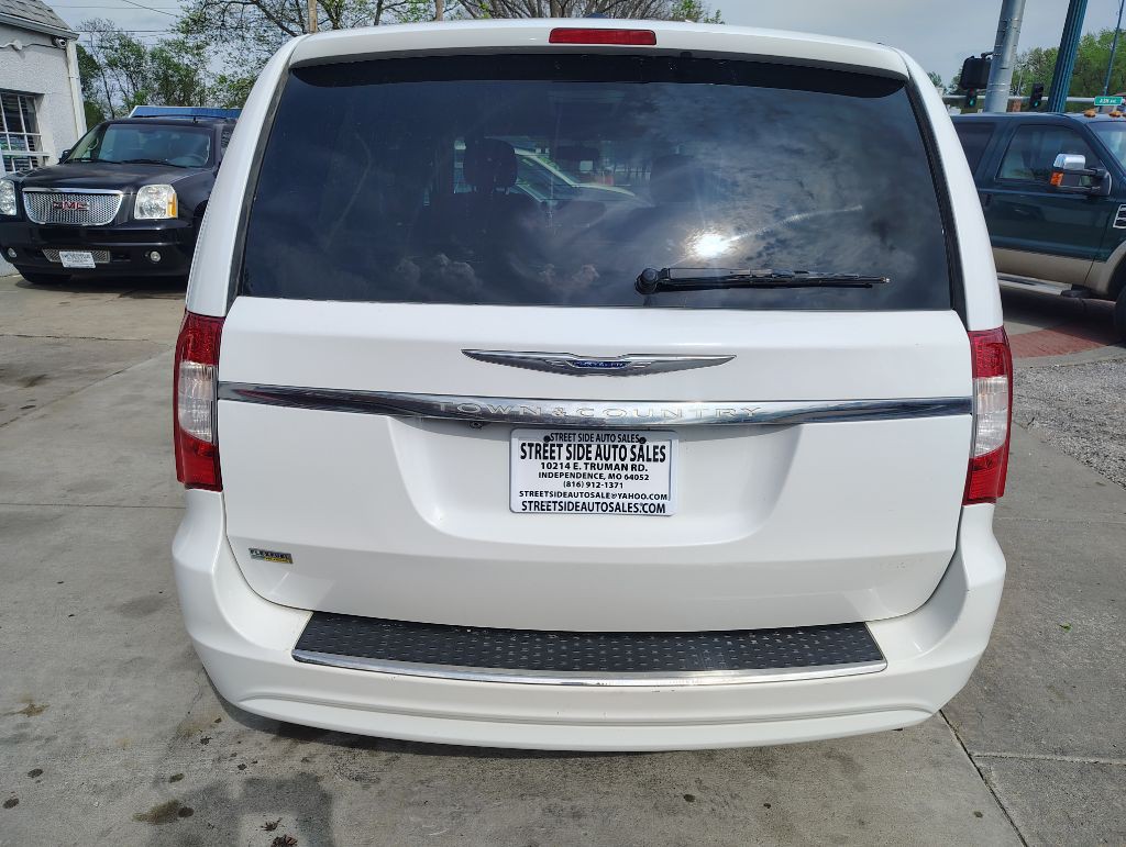 2014 Chrysler Town & Country Image 6