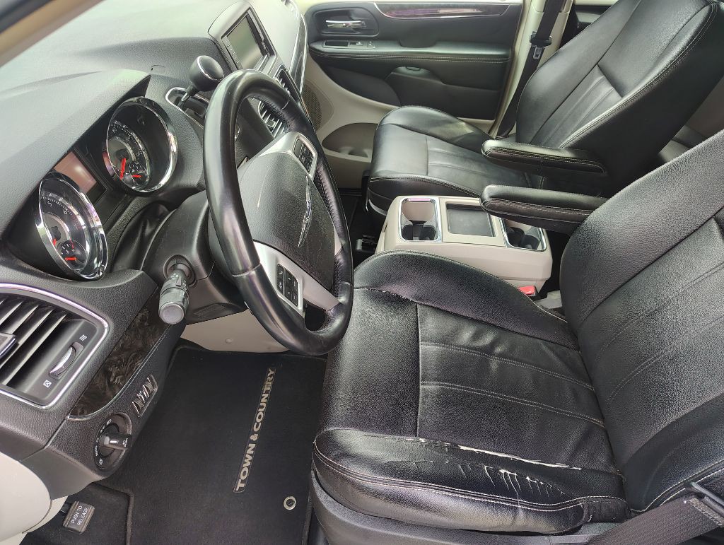 2014 Chrysler Town & Country Image 10