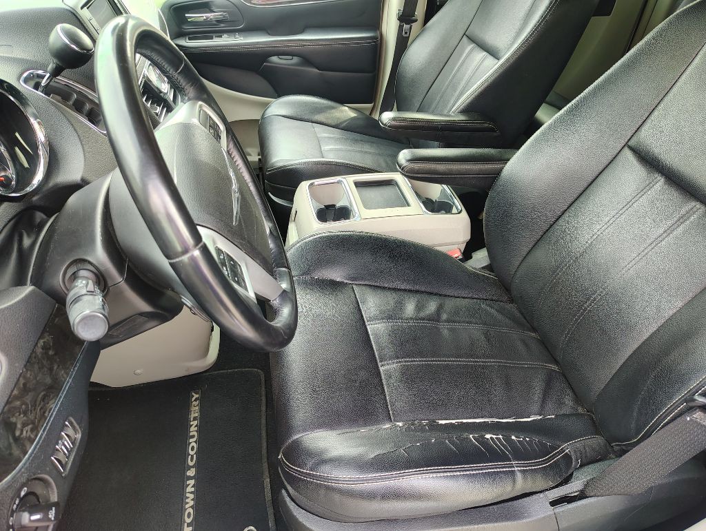 2014 Chrysler Town & Country Image 11