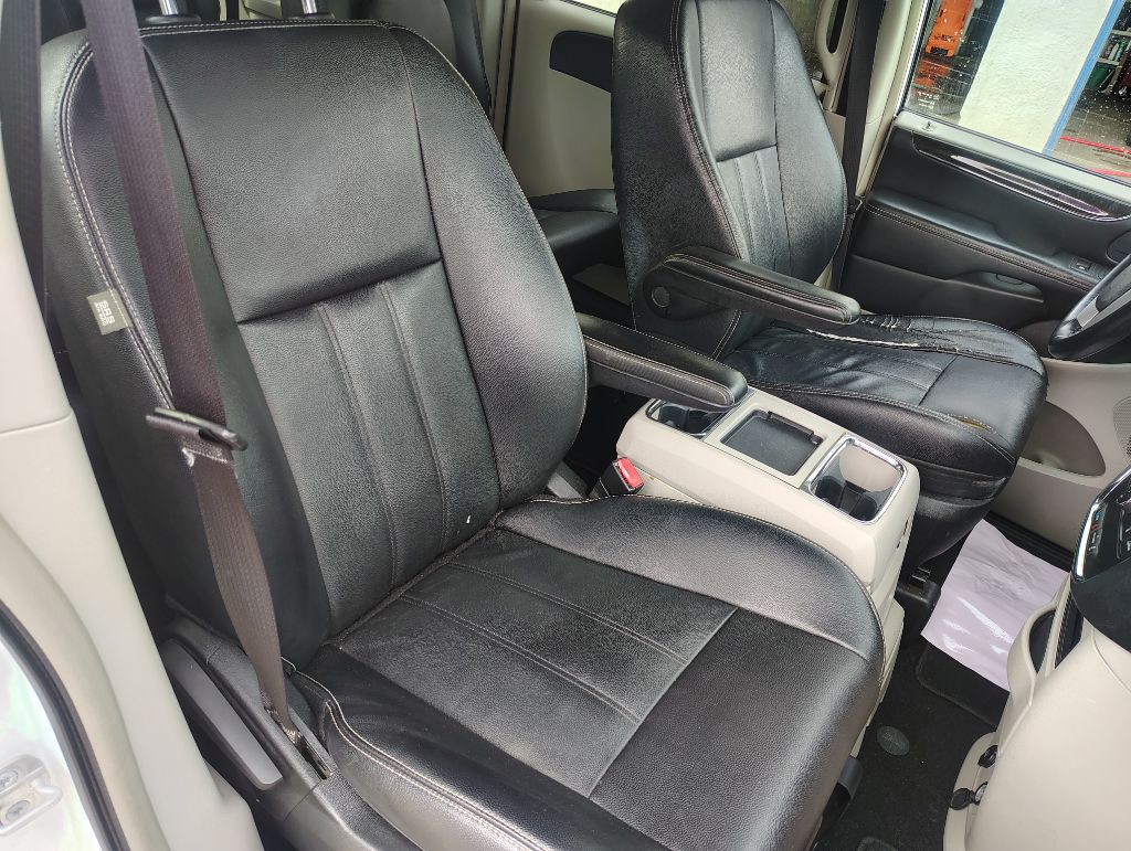 2014 Chrysler Town & Country Image 12