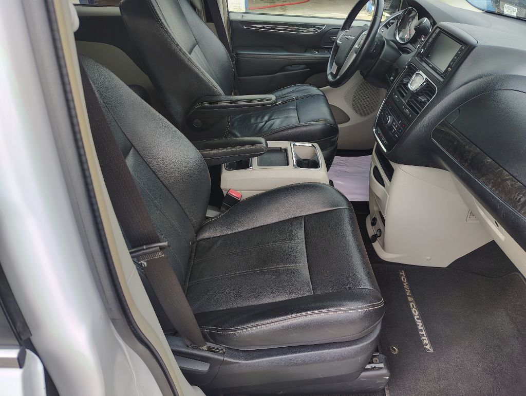 2014 Chrysler Town & Country Image 13