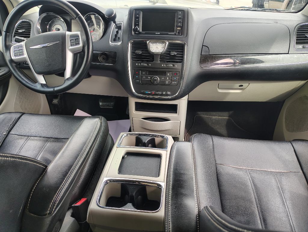 2014 Chrysler Town & Country Image 15