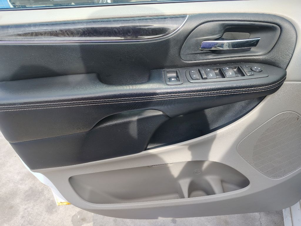 2014 Chrysler Town & Country Image 21