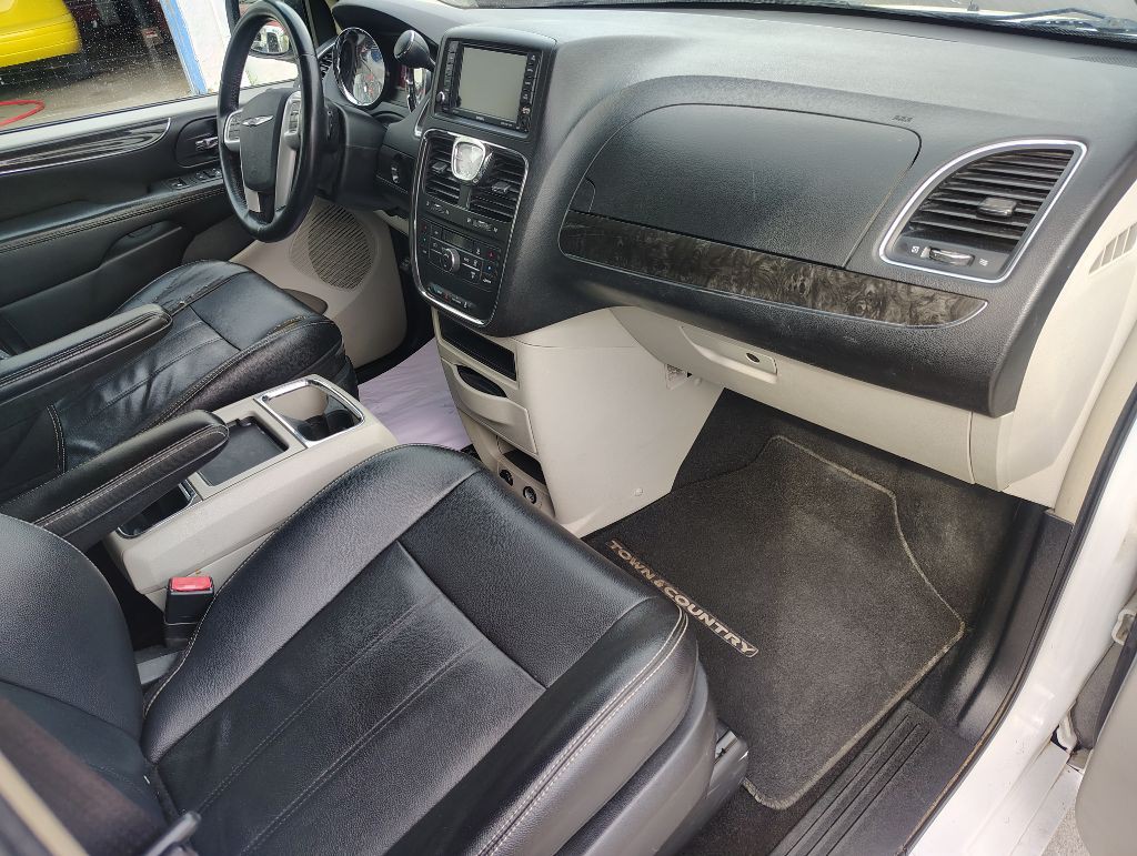 2014 Chrysler Town & Country Image 23