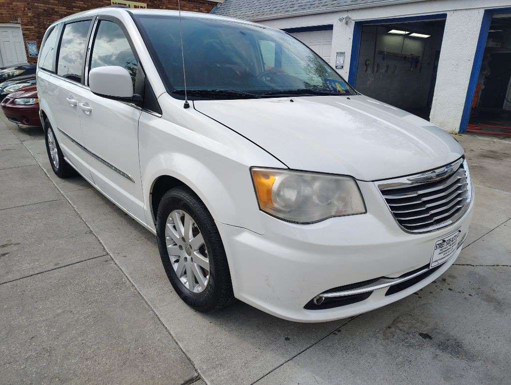 2014 Chrysler Town & Country Image 2