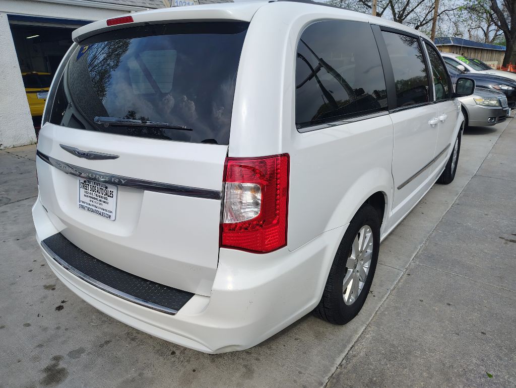 2014 Chrysler Town & Country Image 3