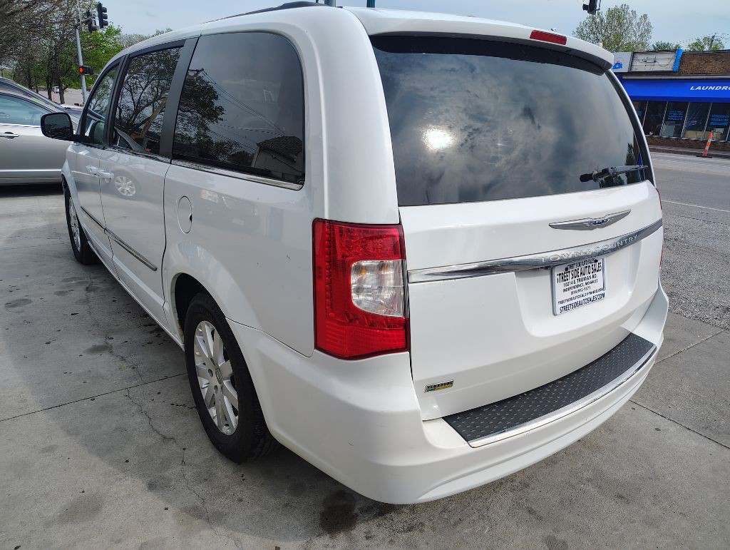 2014 Chrysler Town & Country Image 4