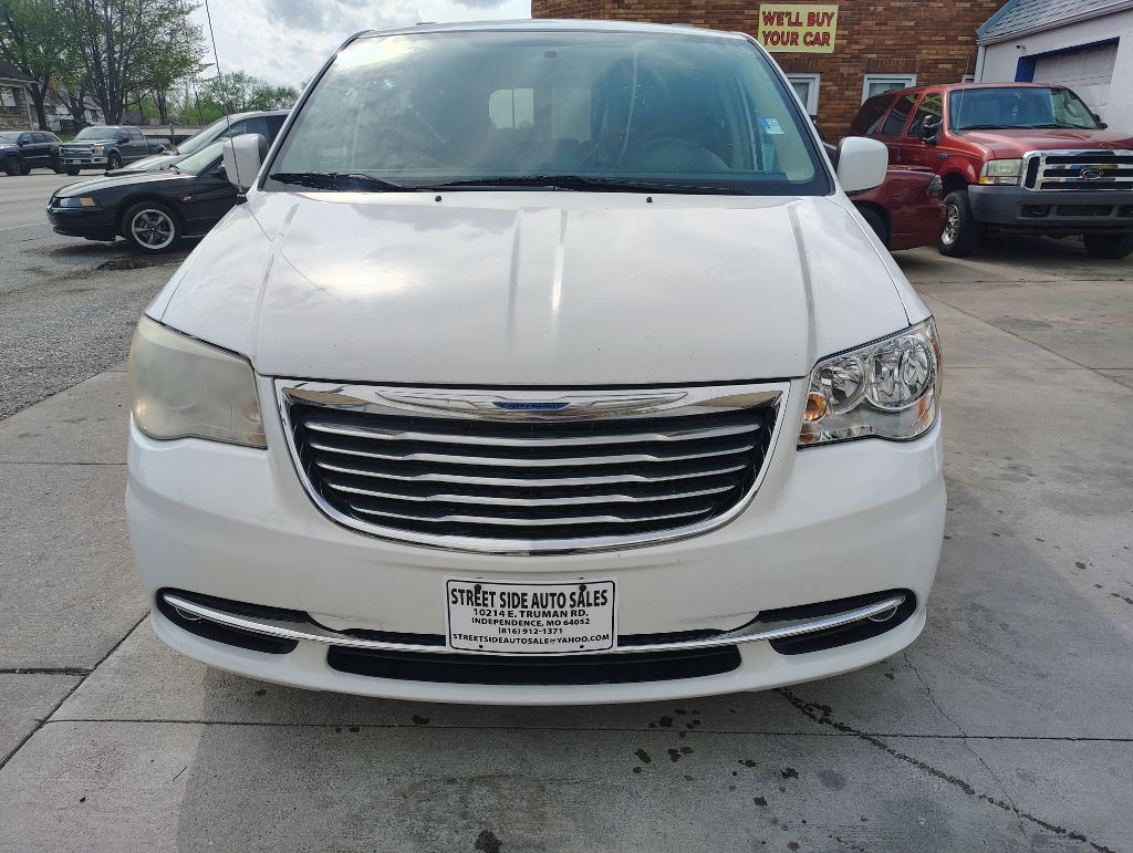 2014 Chrysler Town & Country Image 5