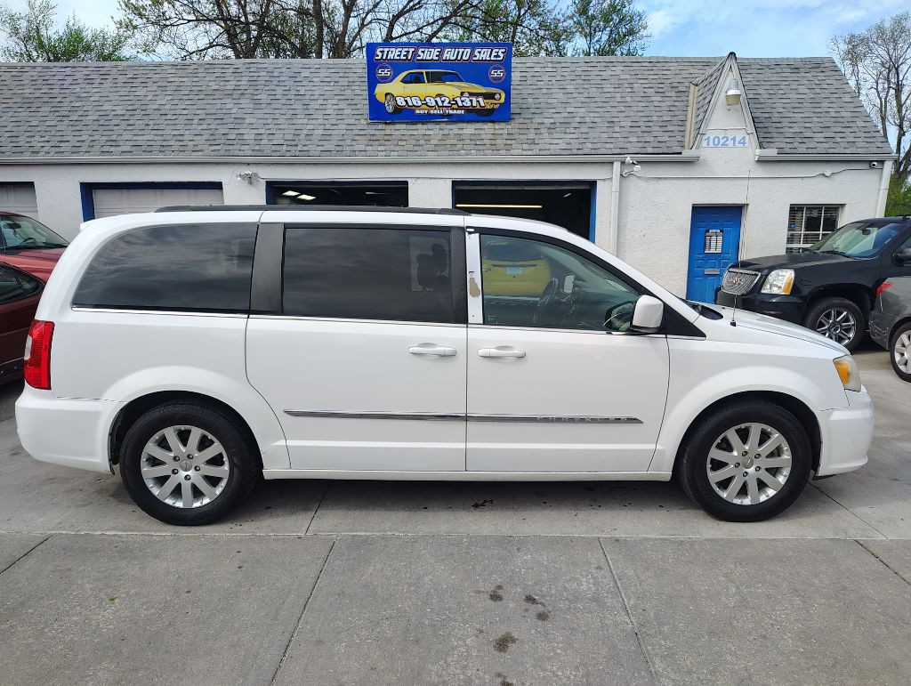 2014 Chrysler Town & Country Image 8