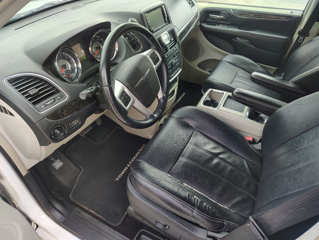 2014 Chrysler Town & Country Image 9