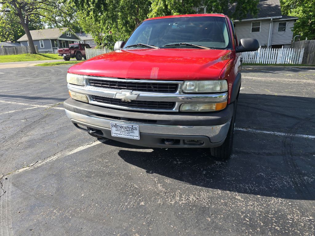 2002 Chevrolet Suburban Image 2