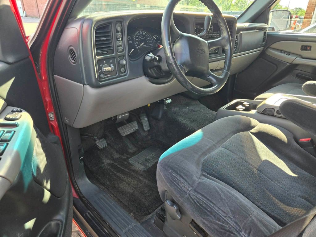 2002 Chevrolet Suburban Image 12