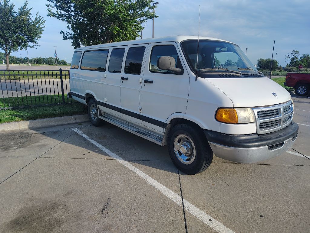 1999 Dodge Ram Van Image 1
