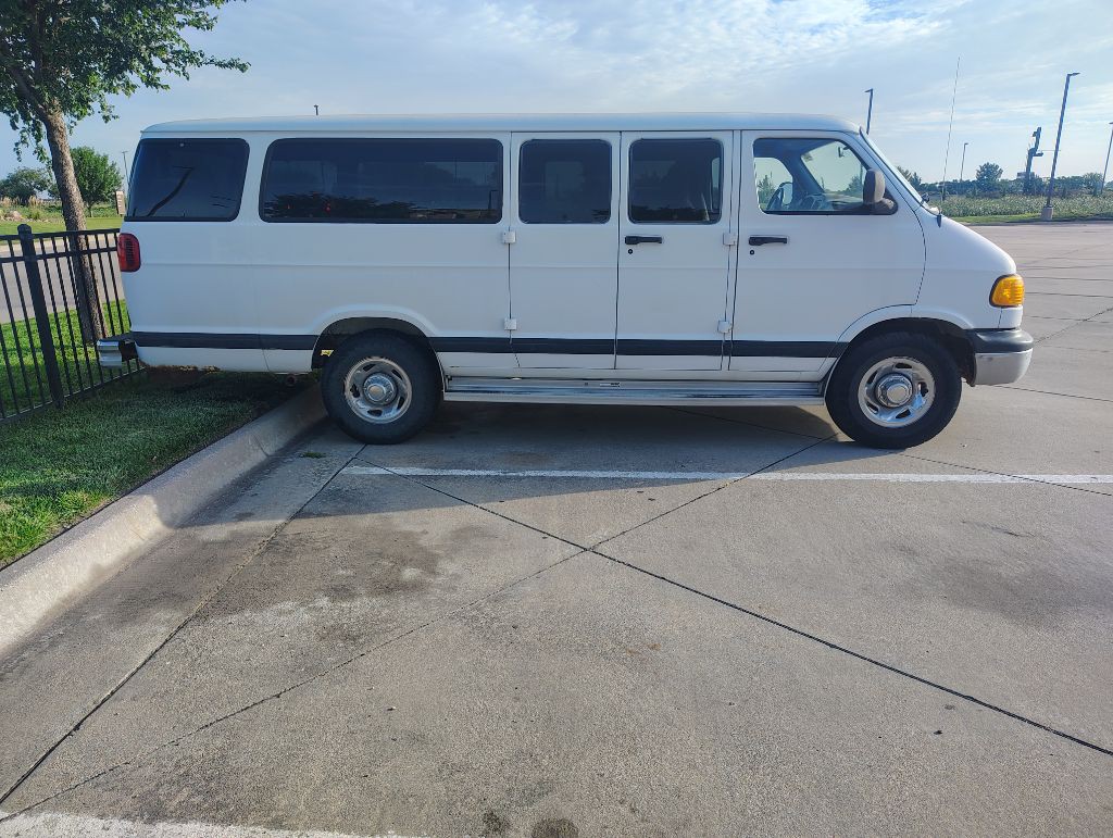 1999 Dodge Ram Van Image 3