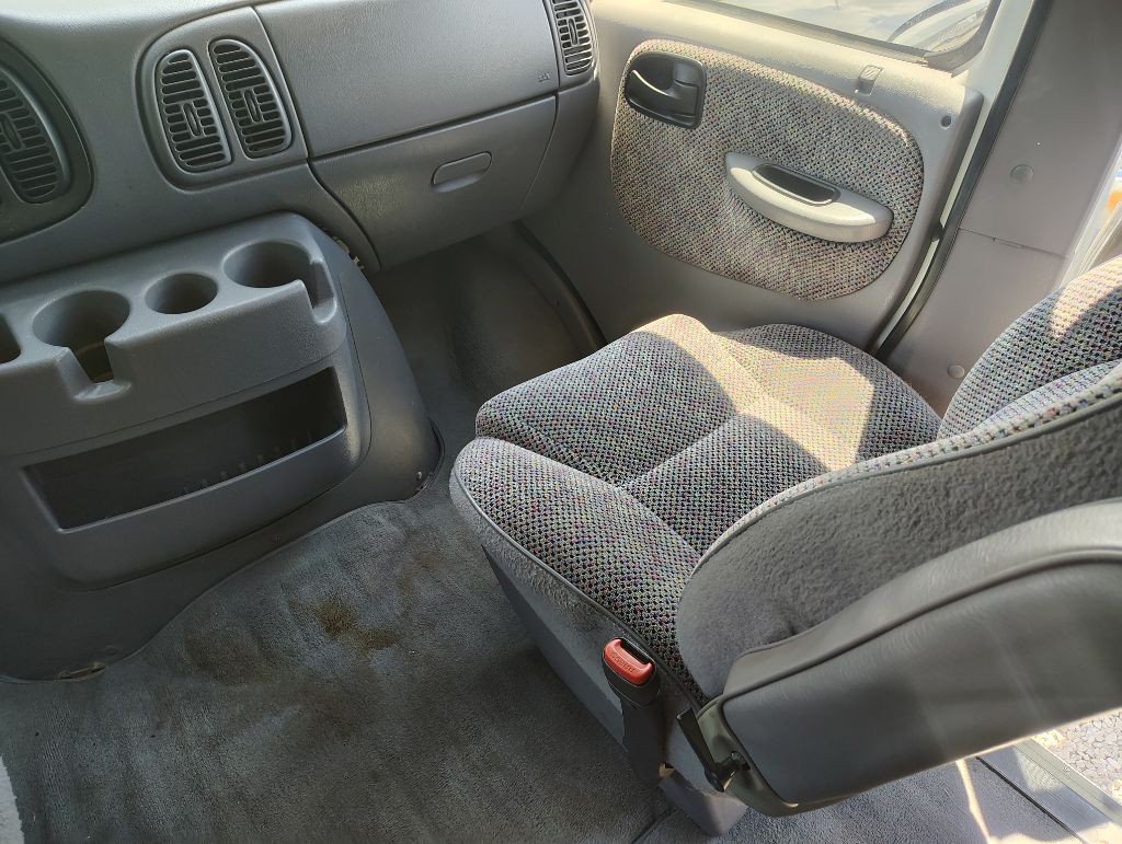 1999 Dodge Ram Van Image 13