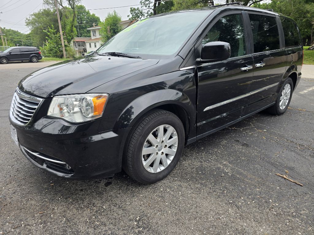 2015 Chrysler Town & Country Image 2