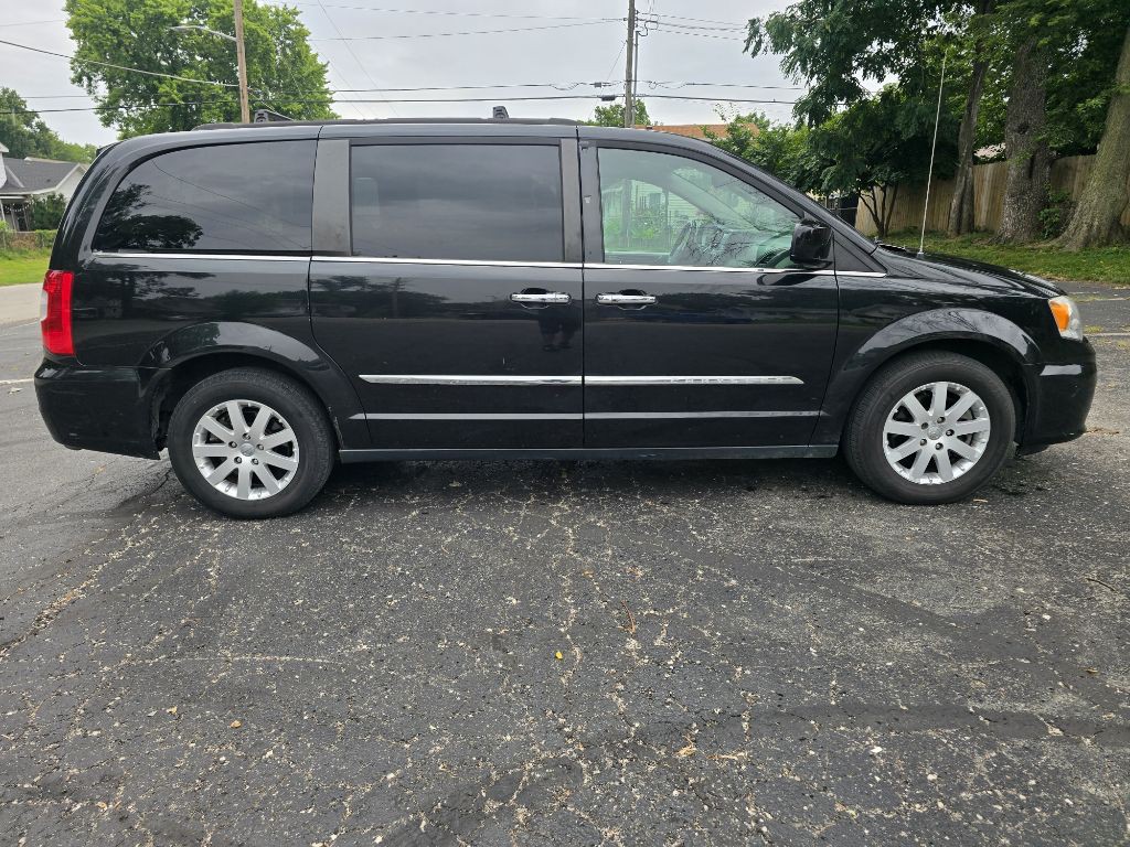 2015 Chrysler Town & Country Image 3