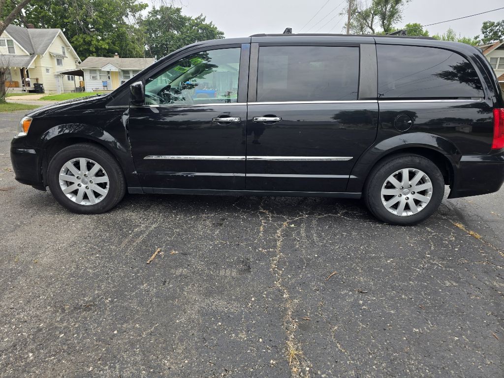 2015 Chrysler Town & Country Image 4