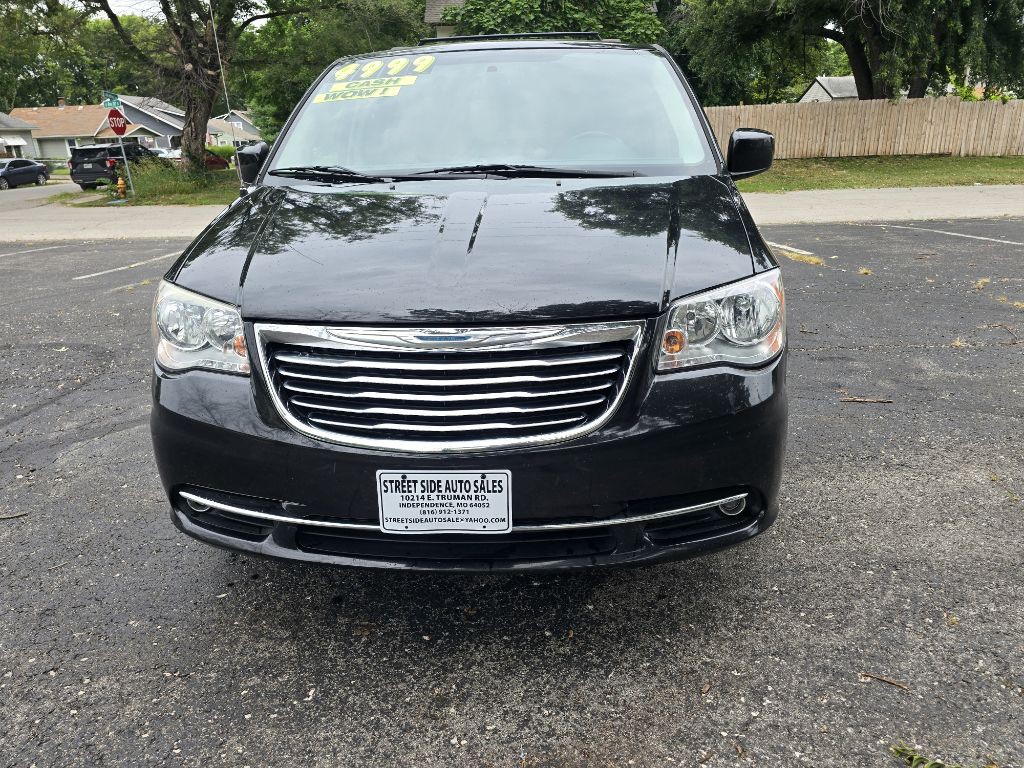 2015 Chrysler Town & Country Image 8