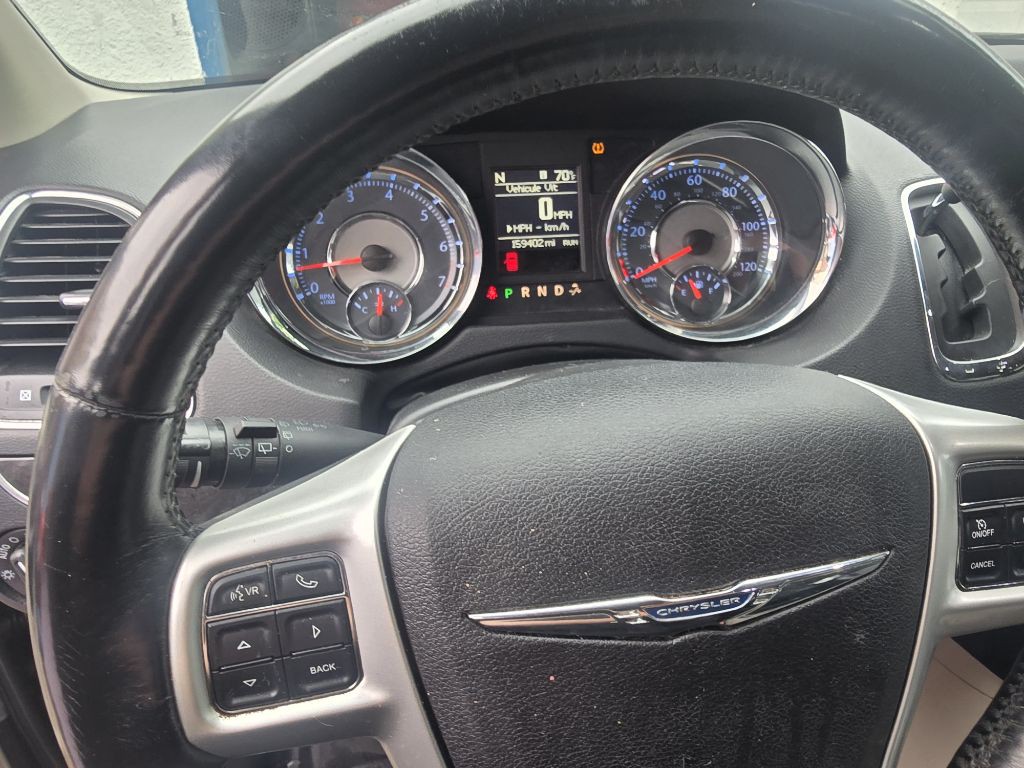 2015 Chrysler Town & Country Image 9