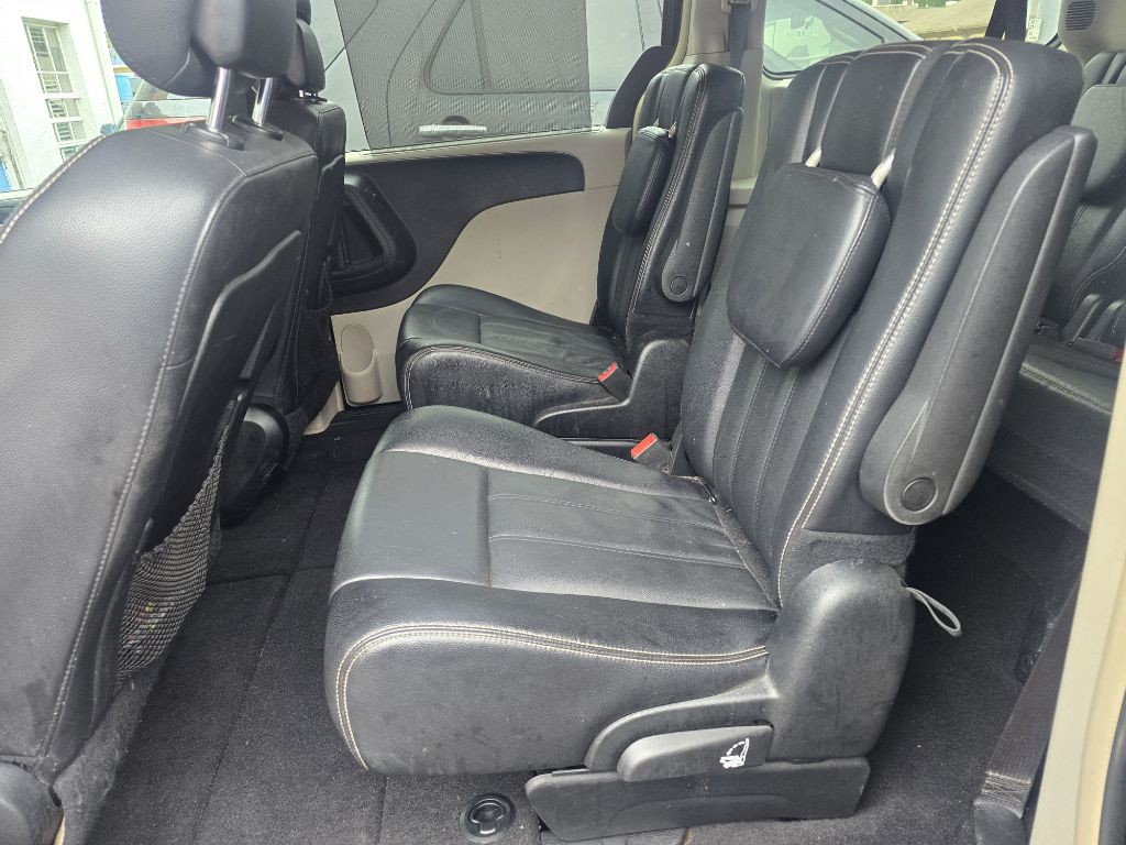 2015 Chrysler Town & Country Image 11