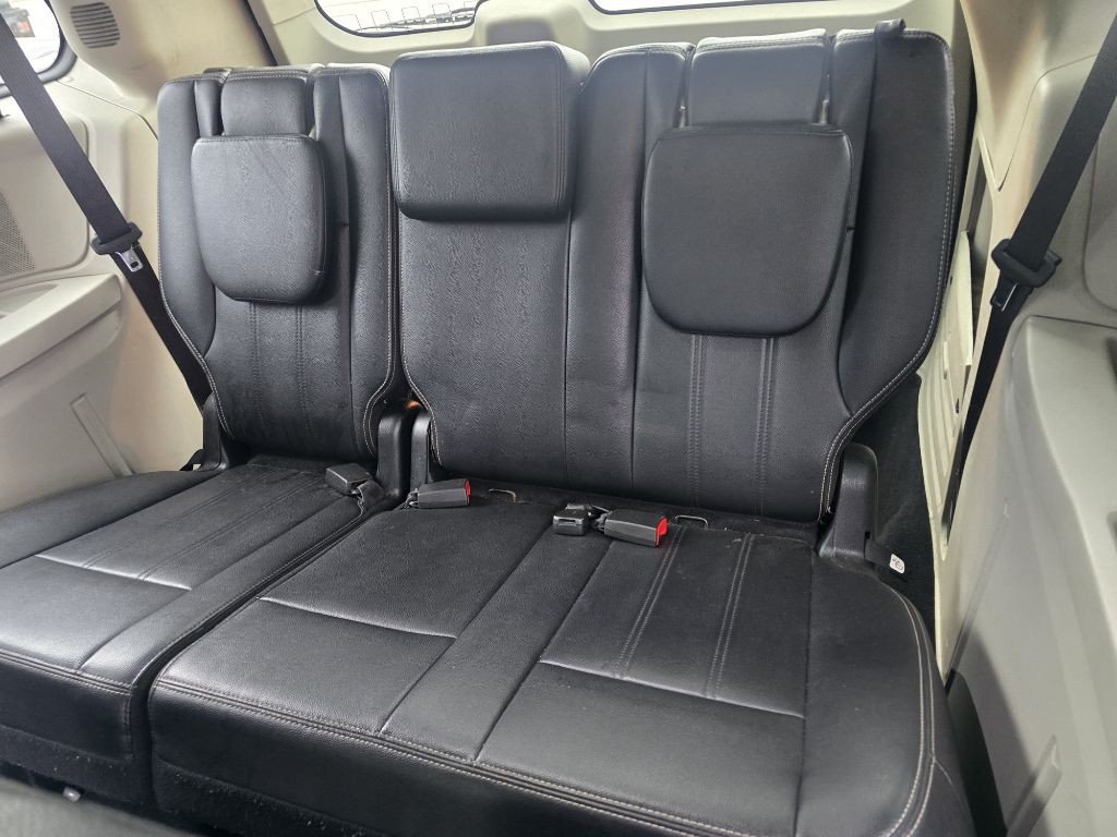 2015 Chrysler Town & Country Image 12
